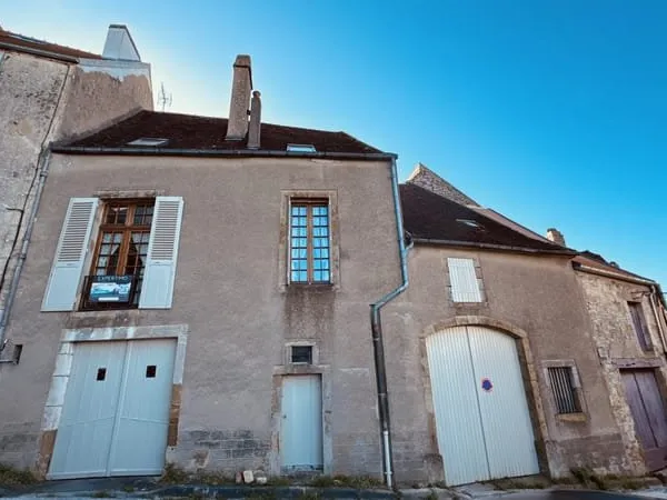Ensemble immobilier au coeur de Vézelay relié par une cour intérieure au prix de 290 000 € F.A.I.