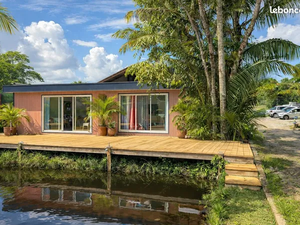Location - Espace moderne avec terrasse sur l'eau & espace bien-être