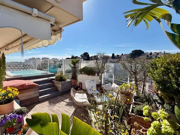 Comme une maison sur le toit-terrasse et jacuzzi-cannes petit juas