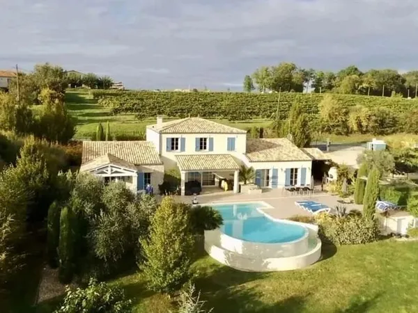 Superbe maison de 7/8 chambres avec une vue fabuleuse et une piscine à débordement
