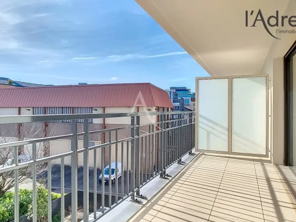 Appartement FRANCO SUISSE Suresnes (quartier Belvédère) 3 pièce(s) 61 m2 avec terrasse 8m² et parkin