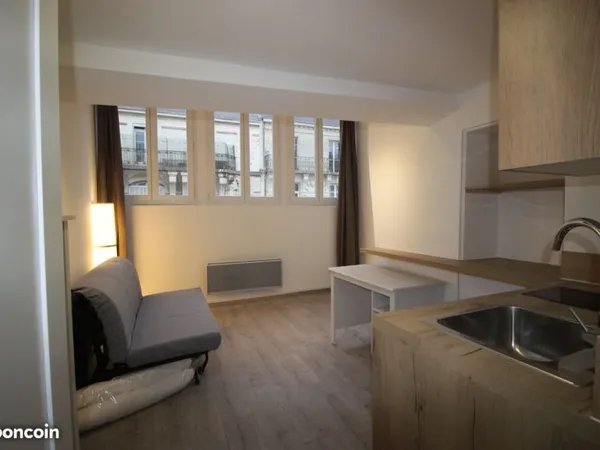 Hypercentre studio meublé place Grenette