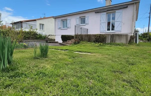 Maison 4 chambres avec sous-sol aménagé et 2 garages ? Centre de Montaigu