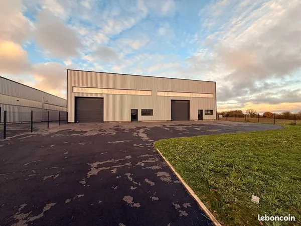 Local 280 m² YVIAS