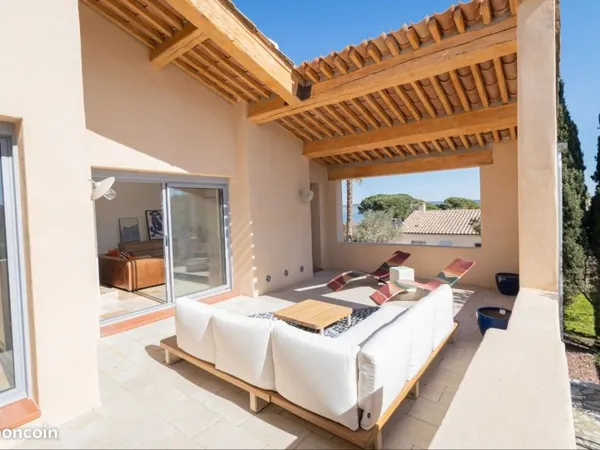 Maison avec vue étang, piscine, double garage, 4chambres 4 salle de bain 4wc