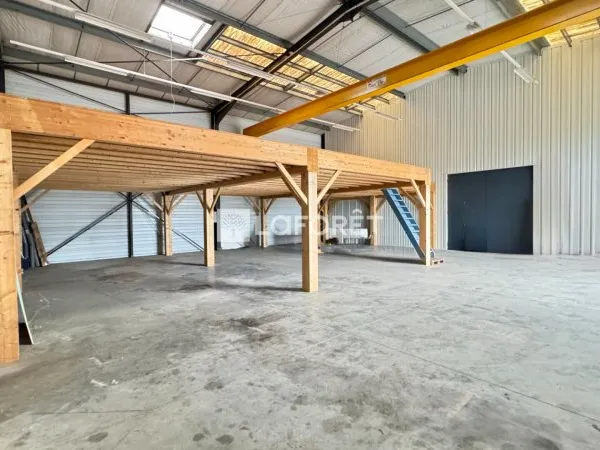 Local commercial 361 m²
