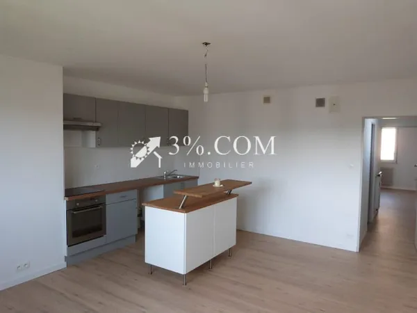 3%.COM : T2 + parking Neuhof-village.