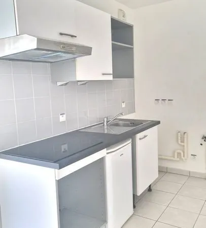 JOLI T2 AVEC GARAGE ET BALCON LIMITE LYON 8