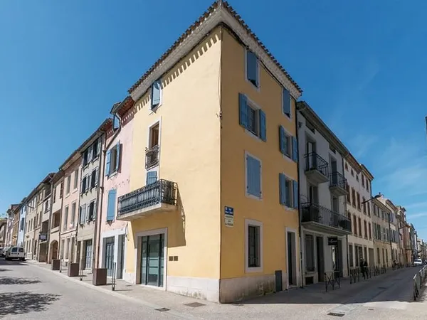 CARCASSONNE - PARVIS CATHEDRALE Immeuble en monopropriété avec 1 local et 2 logements