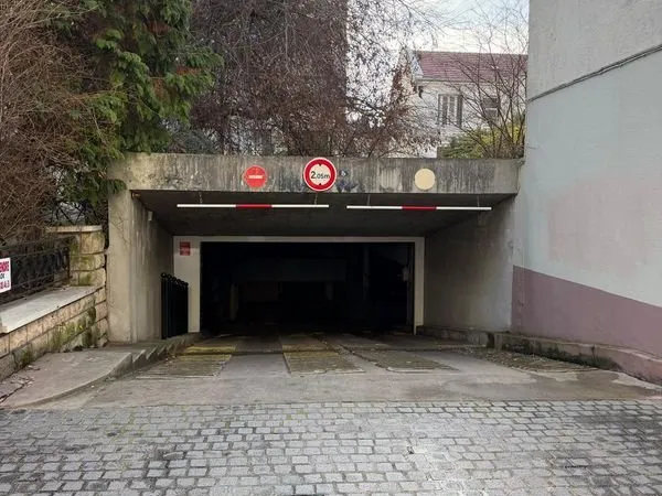 Parking Box sécurisé - 1er sous-sol - Saint-Mandé (avenue Sainte-Marie)