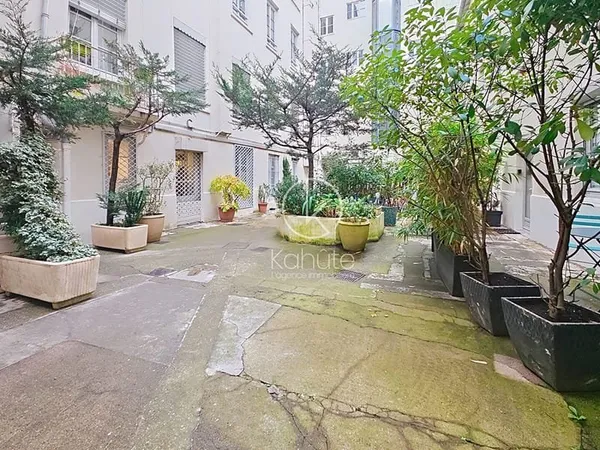 Studio Avenue de Saxe et rue de Sèse dans bel immeuble ancien rénové
