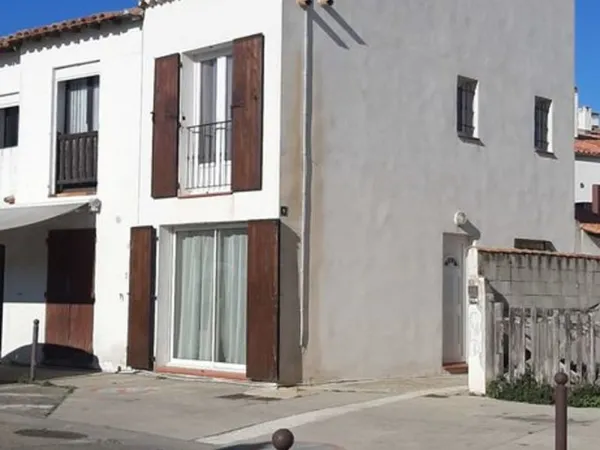 MAISON DE VILLAGE ENSOLEILLEE AVEC TOIT TERRASSE