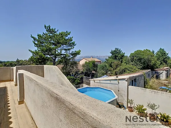 Haut de villa traversant T4 91 m² entièrement rénové Double terrasse avec vues magnifiques, piscine 