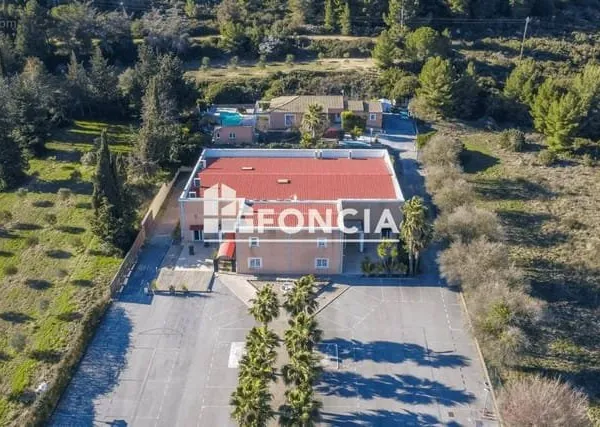 Sur le bassin de Thau murs commerciaux vides de + de 1100 M2 avec villa, dépendances et multiples po