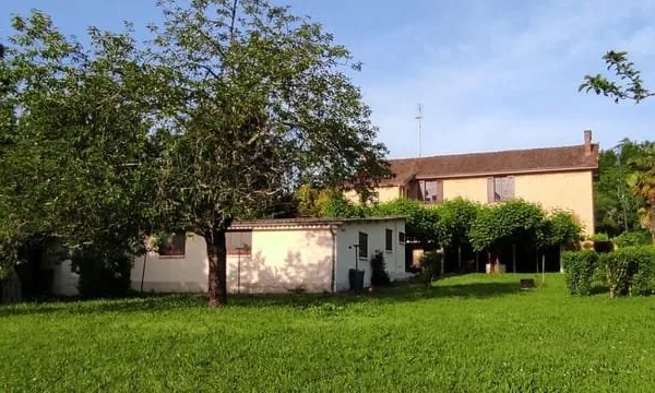 -- SOUS OFFRE D'ACHAT-- IDEAL PROFESSION LIBERALE MAISON DE BOURG EN PIERRE DE 170M² HABITABLES COMP