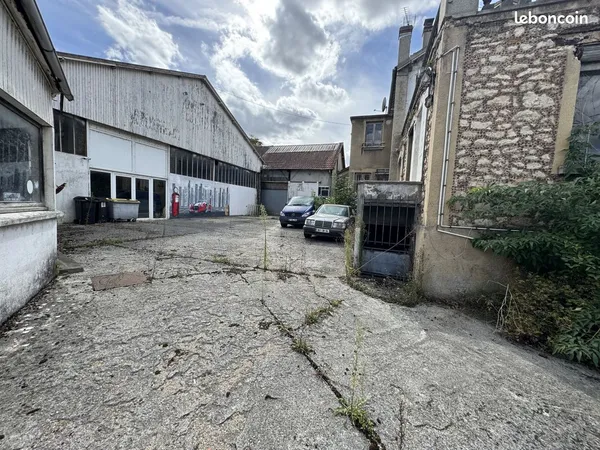 Local 800 m² Melun
