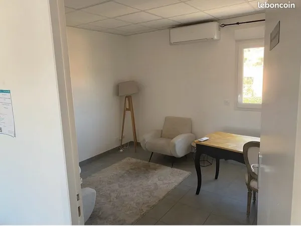 Loue local médical/paramédical de 13 m2 avec salle d'attente privée à La Destrousse au sein d'un cen