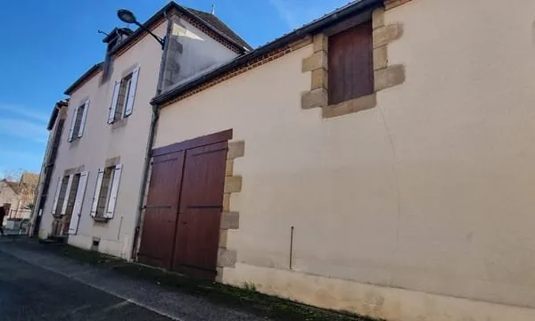 MAISON DE VILLAGE AVEC GARAGES