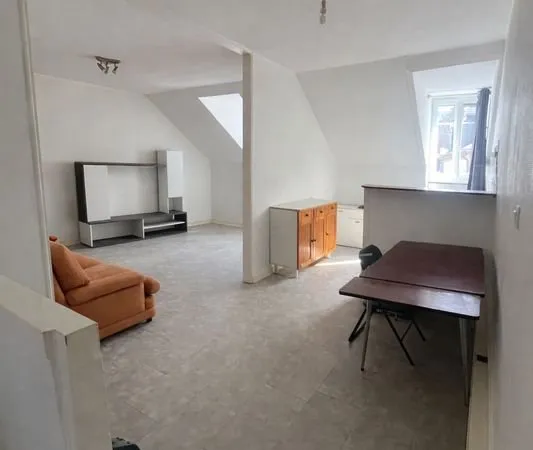 Appartement T2 - 47 m2 - plein centre FOUGERES - semi-meublé