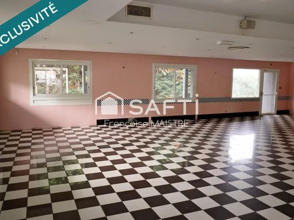 Local commercial 400 m² avec parking et terrasse