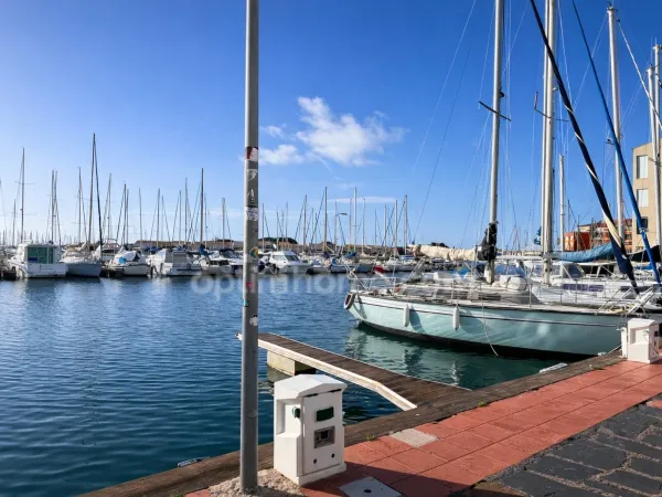 Appartement rénové - Dernier étage avec balcon et parking privatif CAP D'AGDE (34)