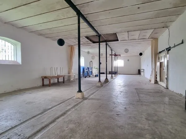 BATIMENTS EN PIERRE 740 M2 AVEC TERRAIN ATTENANT