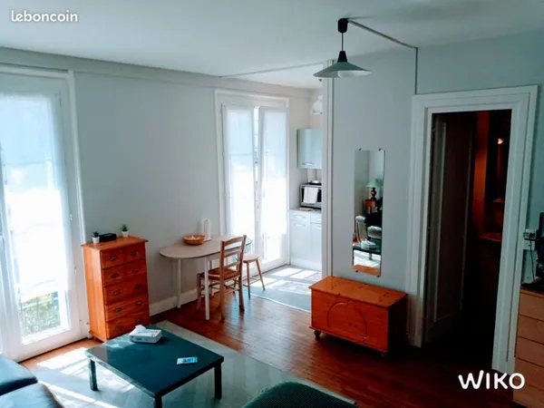 Studio lumineux, rue piétonne, plein centre, parking, tout compris