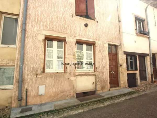RARE EN HYPERCENTRE DE TOURNUS MAISON DE VILLE A RENOVER DE 137 M² AVEC JARDINET,GARAGE ET BELLE CAV