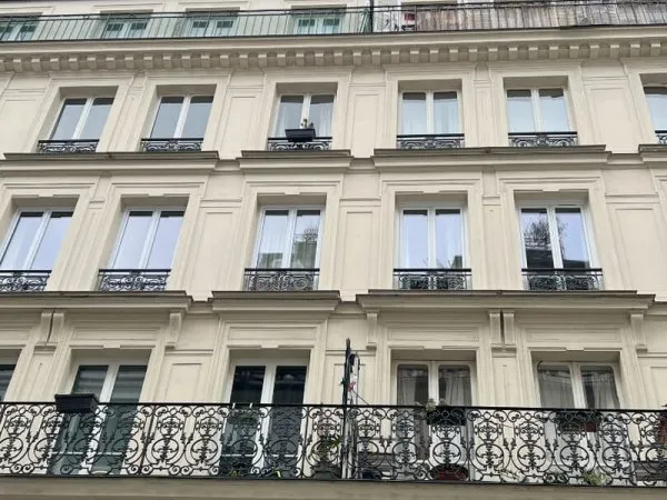 Paris 17e Arc de Triomphe Dernier étage avec asc. Chambre de service rénovée