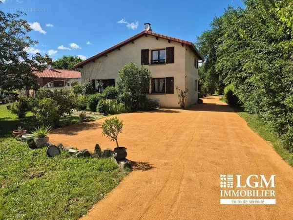 Propriété atypique avec deux maisons indépendantes, piscine et grand terrain à Couffouleux