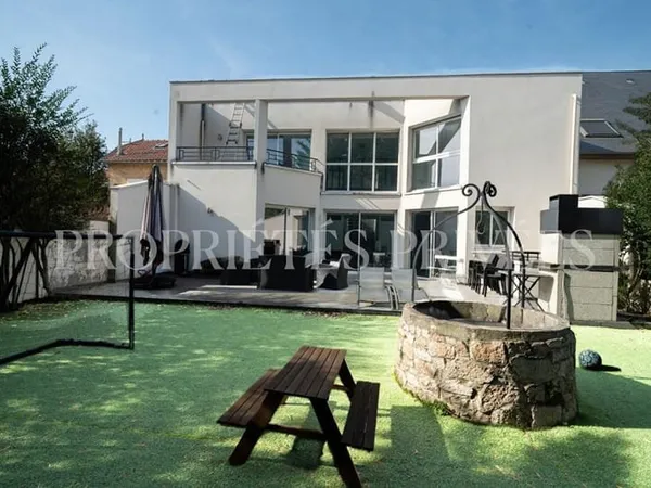 Maison contemporaine écologique avec salle de cinéma haut de gamme