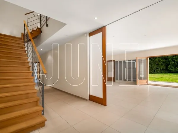 Maison beaux volumes sur terrain 3 180 m2