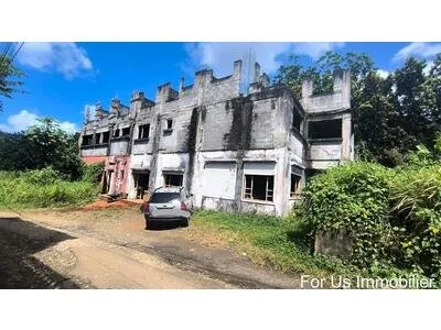 Terrain constructible 2500 m2 avec bâti (LAMENTIN 97129)