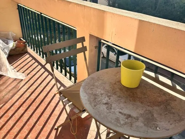 BEL APPARTEMENT MEUBLÉ AVEC BALCON ET PARKING