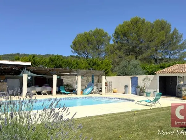 Garéoult - A VENDRE - Villa de plain-pied 6 pièces avec piscine et terrain paysager