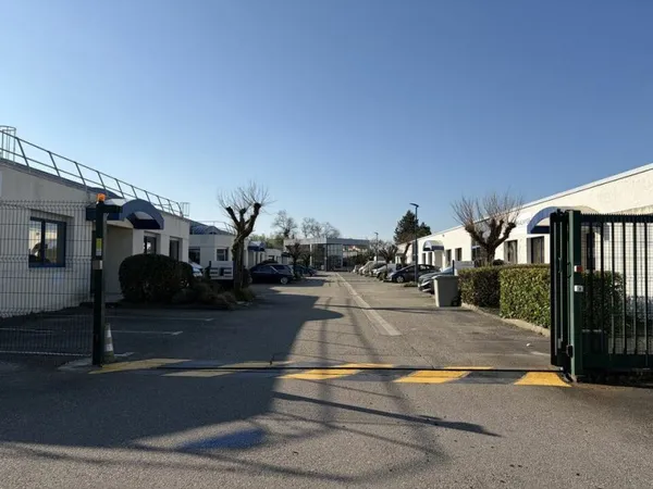 Local industriel 1738 m²