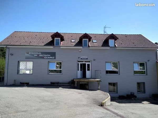 Local commercial de 1000 m2 pour atelier
