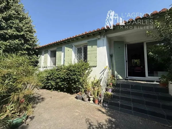 Arles Chabourlet - Maison de plain-pied lumineuse avec jardin arboré