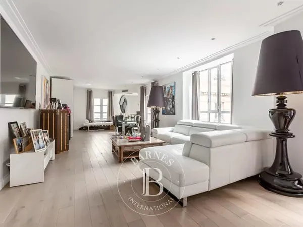 Paris 8è - avenue Montaigne - Appartement calme sur cour joliment rénové aux derniers étages - 3 cha