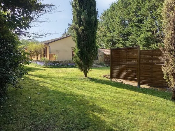 Maison de plain-pied avec piscine et dépendances!