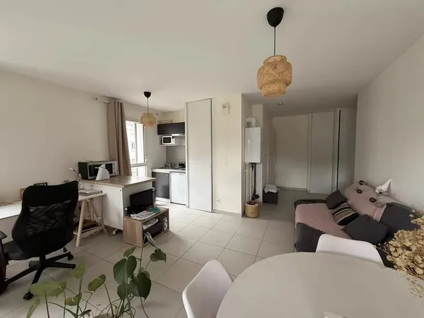 A VENDRE - Studio avec terrasse et parking - LA RICHE