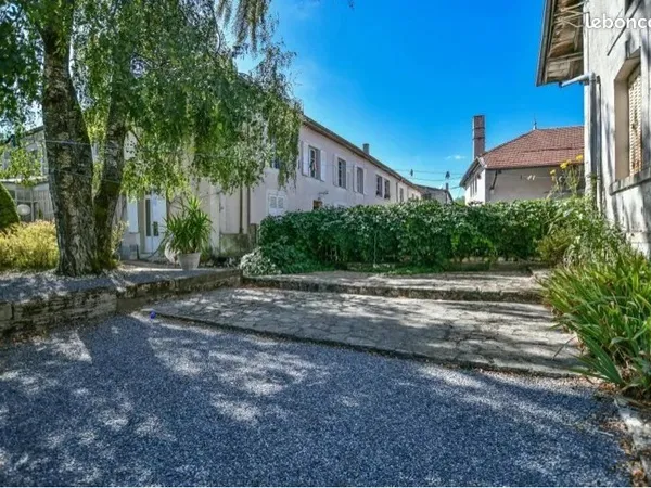 Grande maison aux beaux volumes (400 m2) et sa dependance