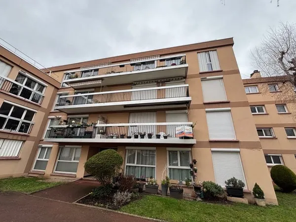 APPARTEMENT DE TYPE F5 AVEC BALCON , BOX ET CAVE