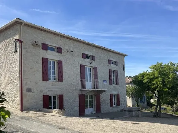 Maison En Pierre en campagne vue sur la Vallée .