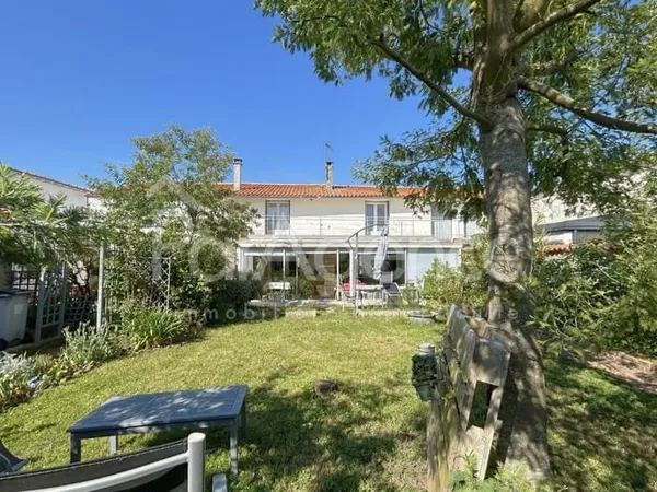 Maison familiale avec jardin et dépendances