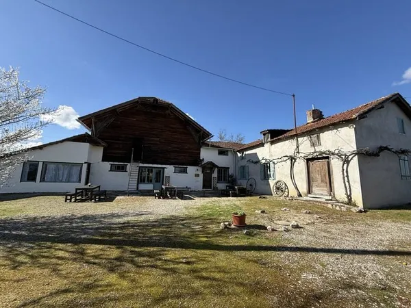 Propriété charmant avec cinq gîtes et vue sur les Pyrénées