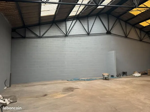 Entrepot renové 1700m2 avec parking acces poid lourd