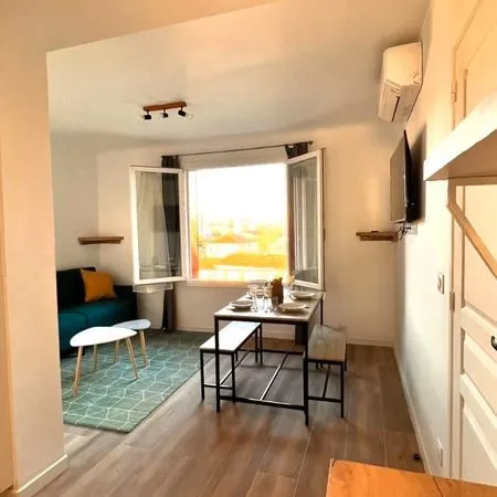 Colocation de standing, pour jeune femme uniquement, 1 seule chambre disponible. Chambres avec clim,