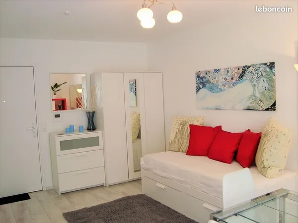 Studio meublé avec grande terrasse à côté du RER