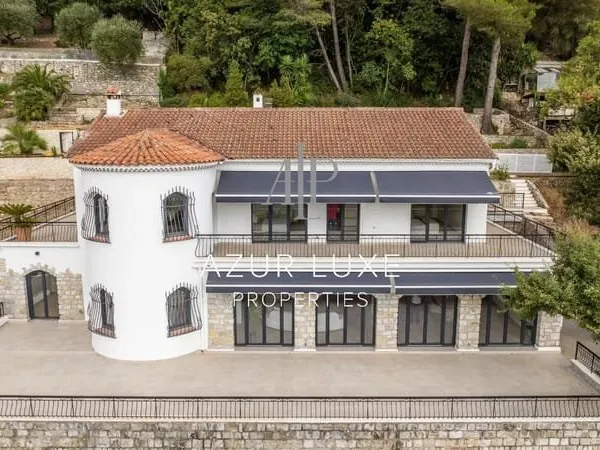 Magnifique Villa 8 pièces de 394m² entierement rénovée secteur Mont Leuze - Piscine - parkings
